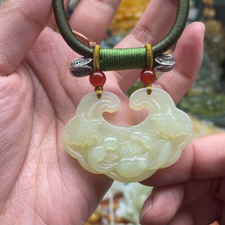 蛇纹石玉吊坠合金