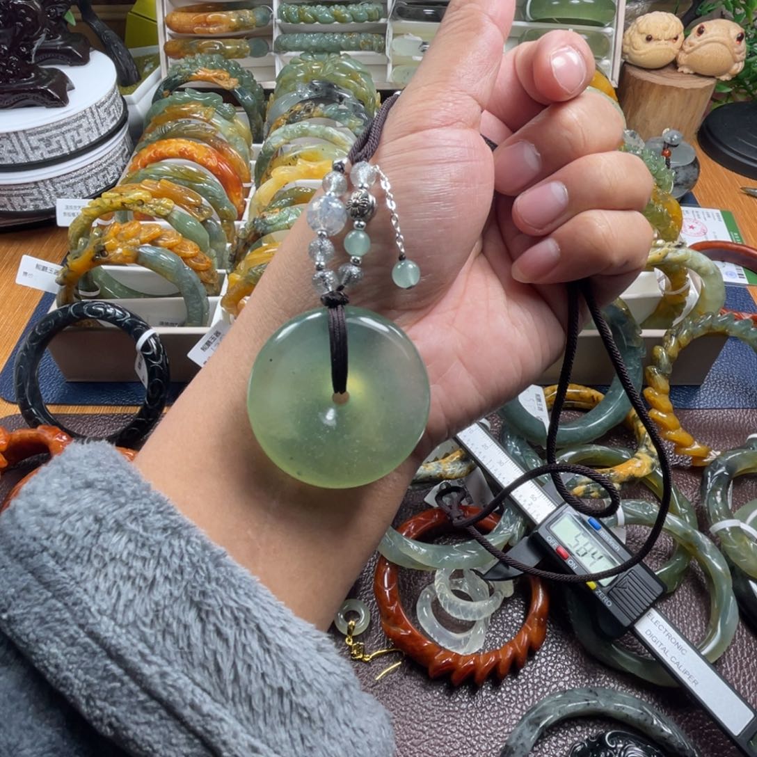 未镶嵌蛇纹石玉颈饰