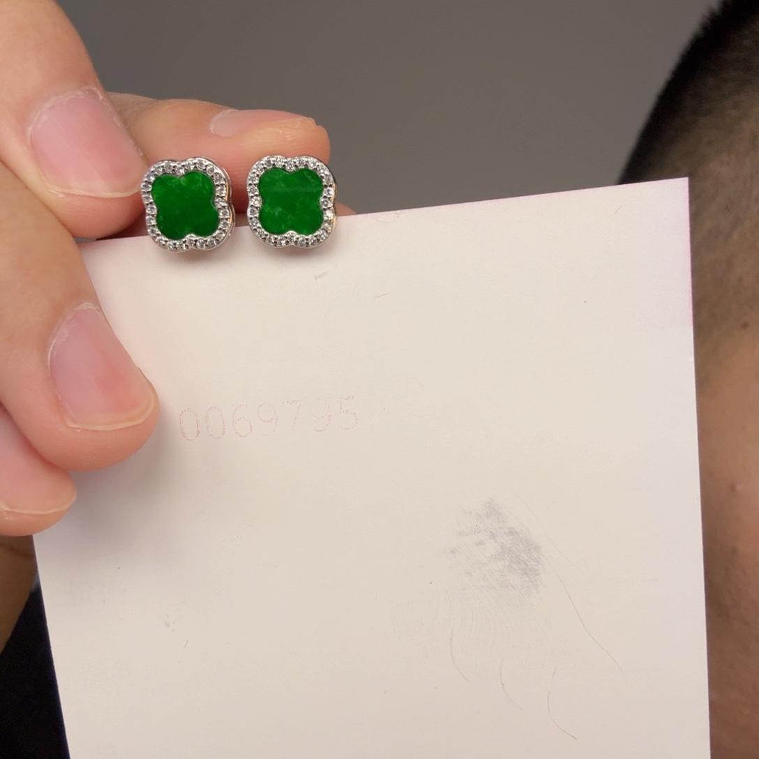 翡翠未镶嵌颈饰一对