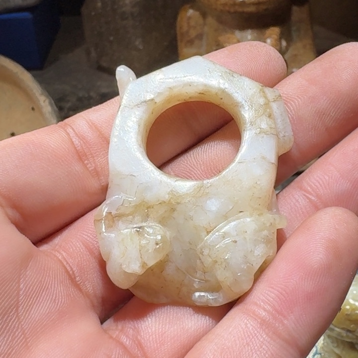 和田玉（糖玉）颈饰未镶嵌人**诗