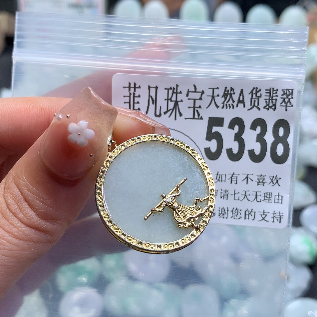 翡翠未镶嵌颈饰，