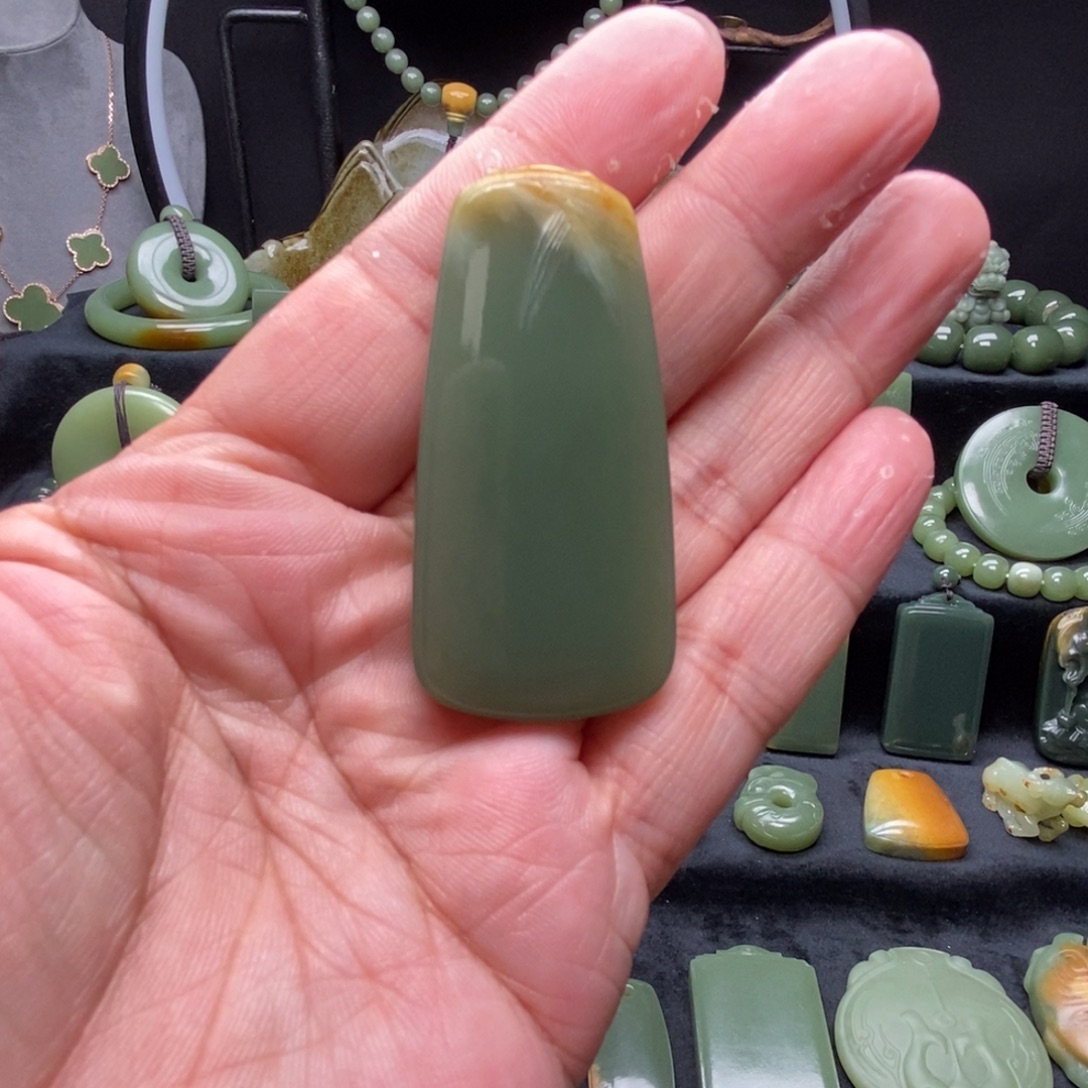 未镶嵌岫岩河磨玉（透闪石质玉）挂件
