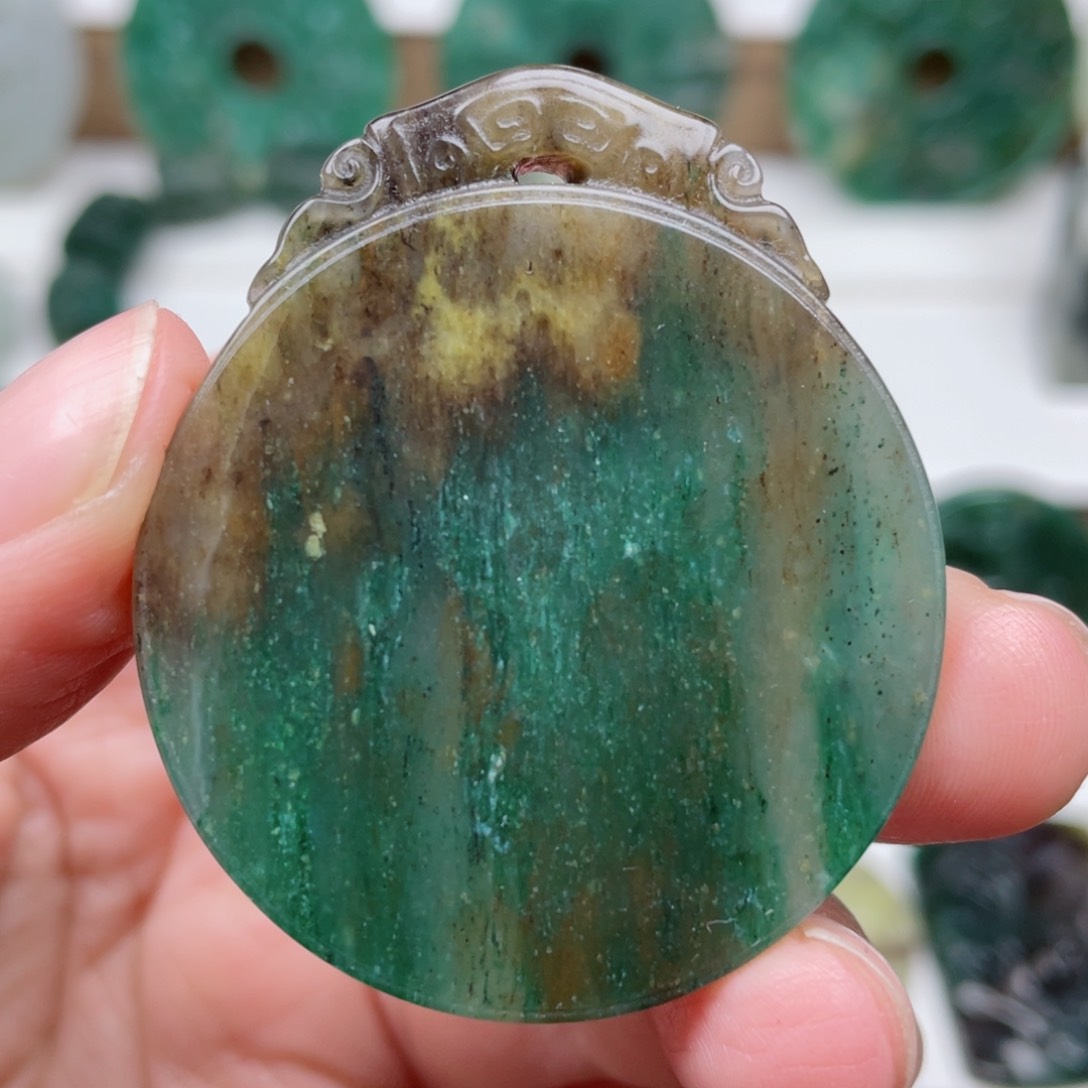 独山玉颈饰未镶嵌有色线