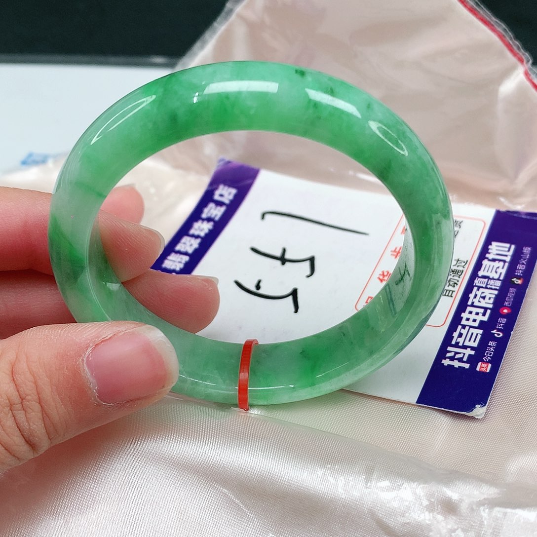 翡翠手镯未镶嵌翡翠