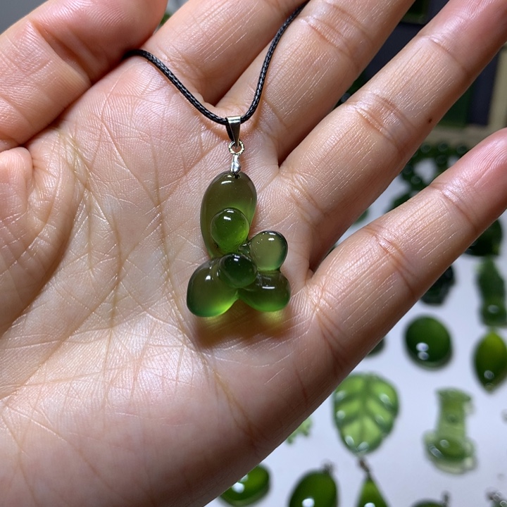 岫玉未镶嵌颈饰吊坠