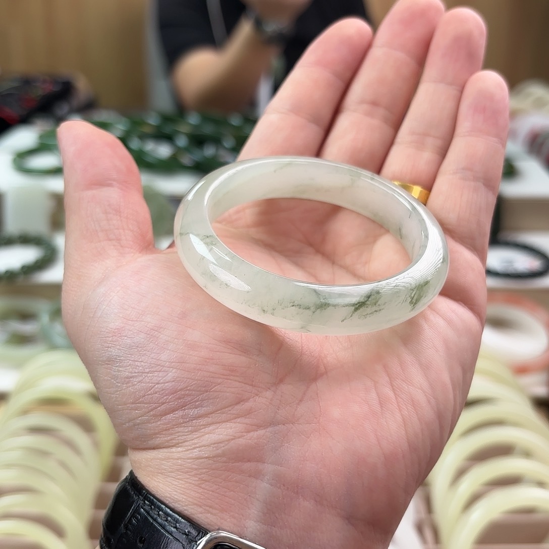 透闪石质玉手镯未镶嵌