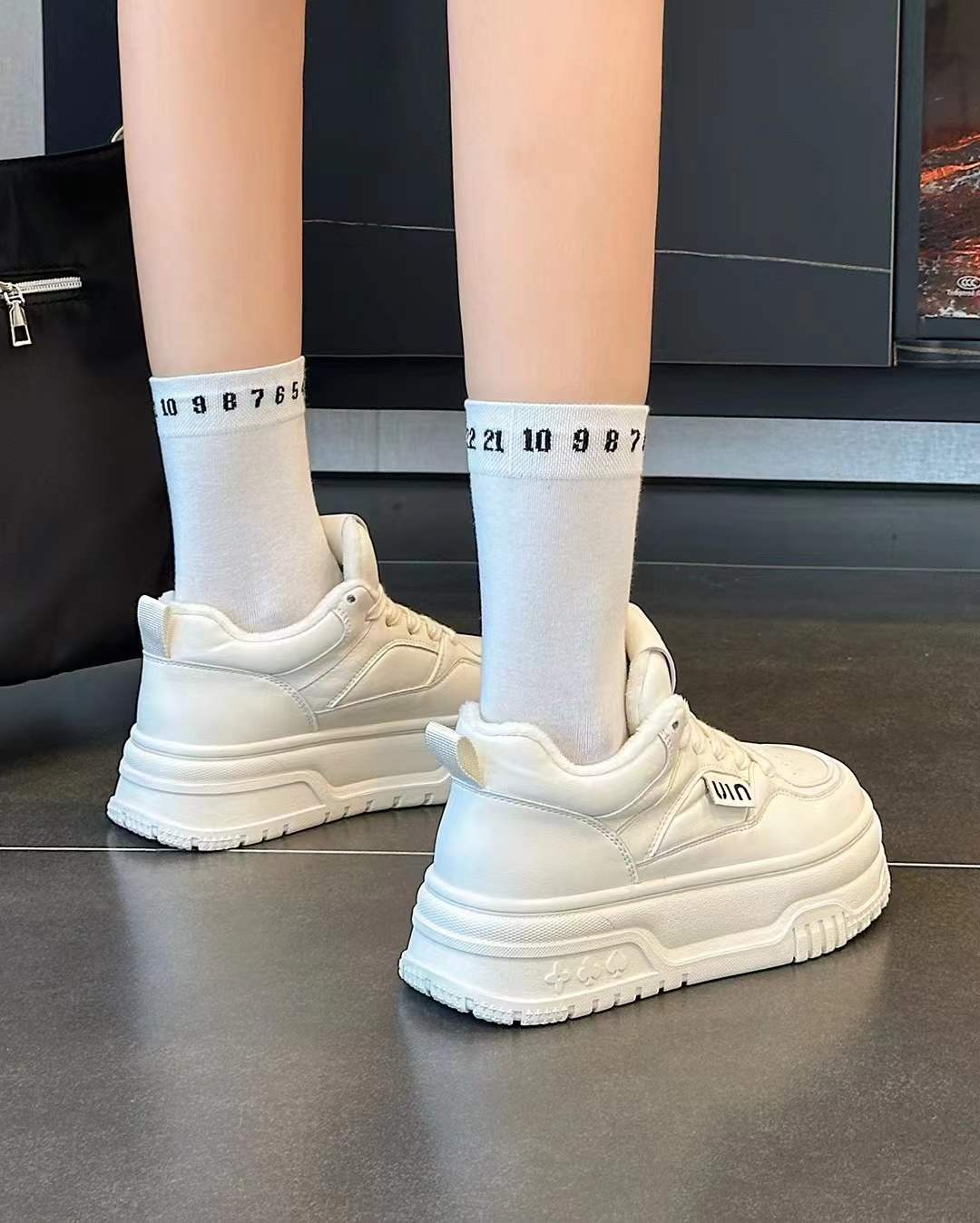 专柜正品2288102冬季新款5公分橡胶防滑底软底时尚韩版加绒小白鞋