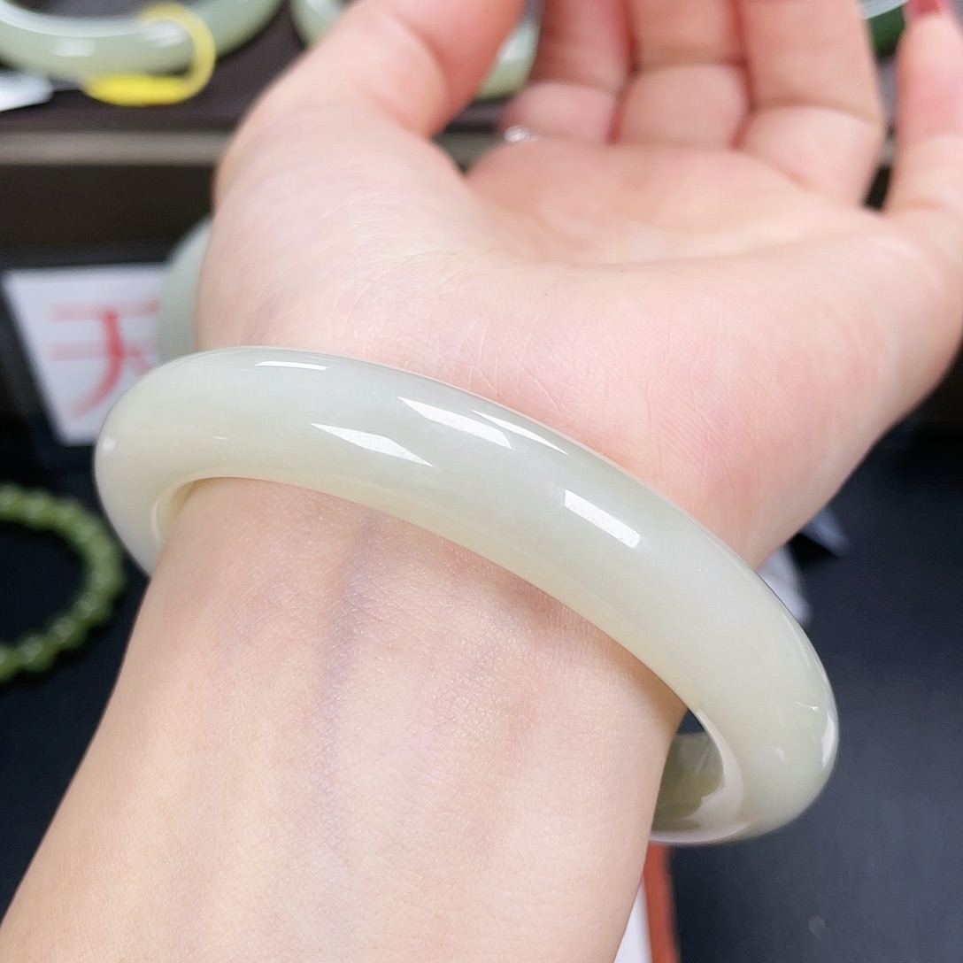 和田玉手镯未镶嵌