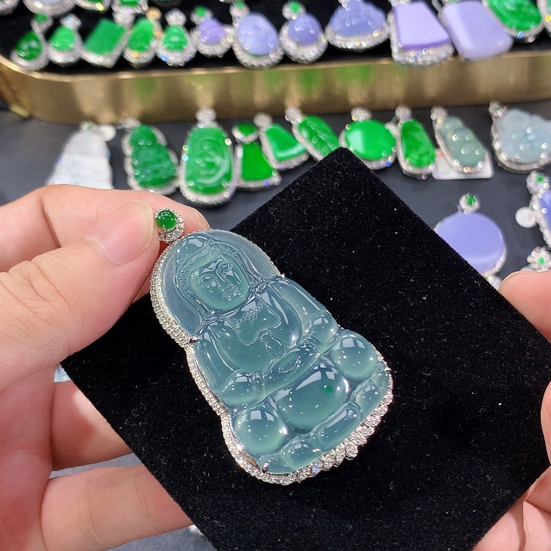 翡翠18K金镶嵌颈饰