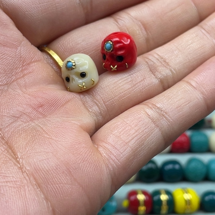琉璃颈饰雪巴琉璃