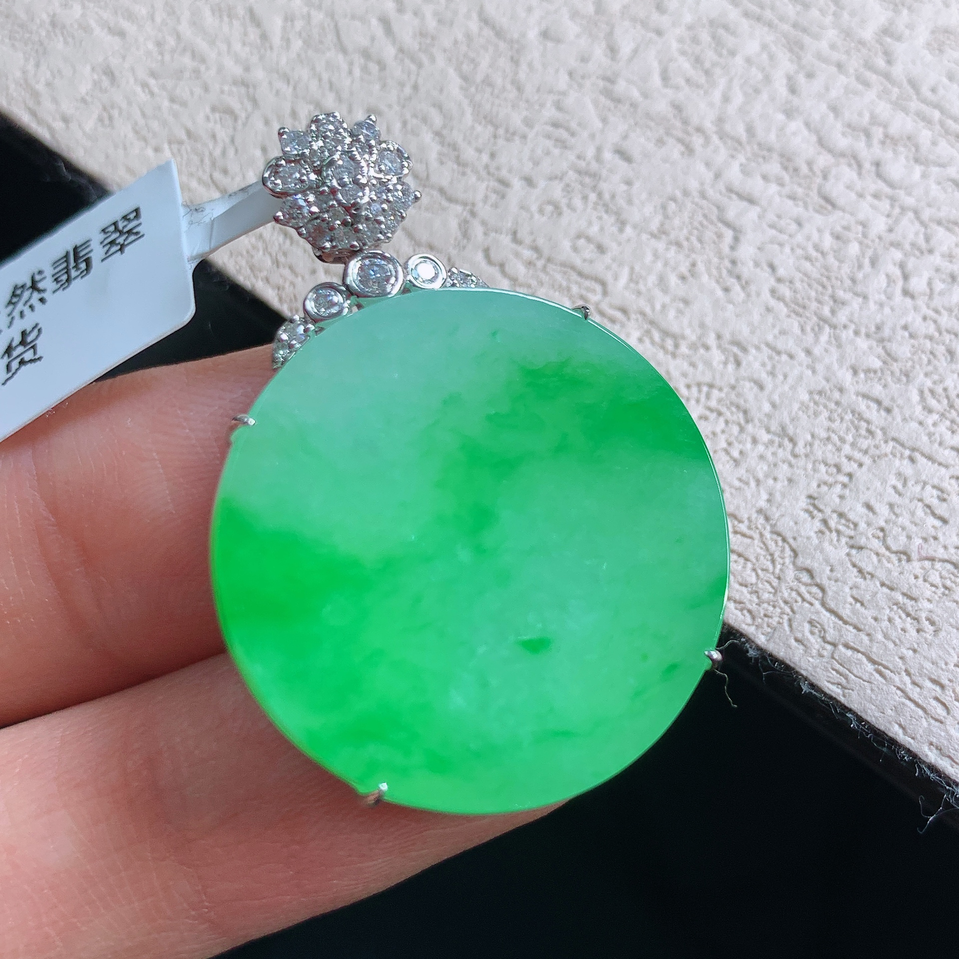 缅甸A货翡翠18k真金真钻镶嵌阳绿素面圆牌吊坠项链33.5/23.9/5.3