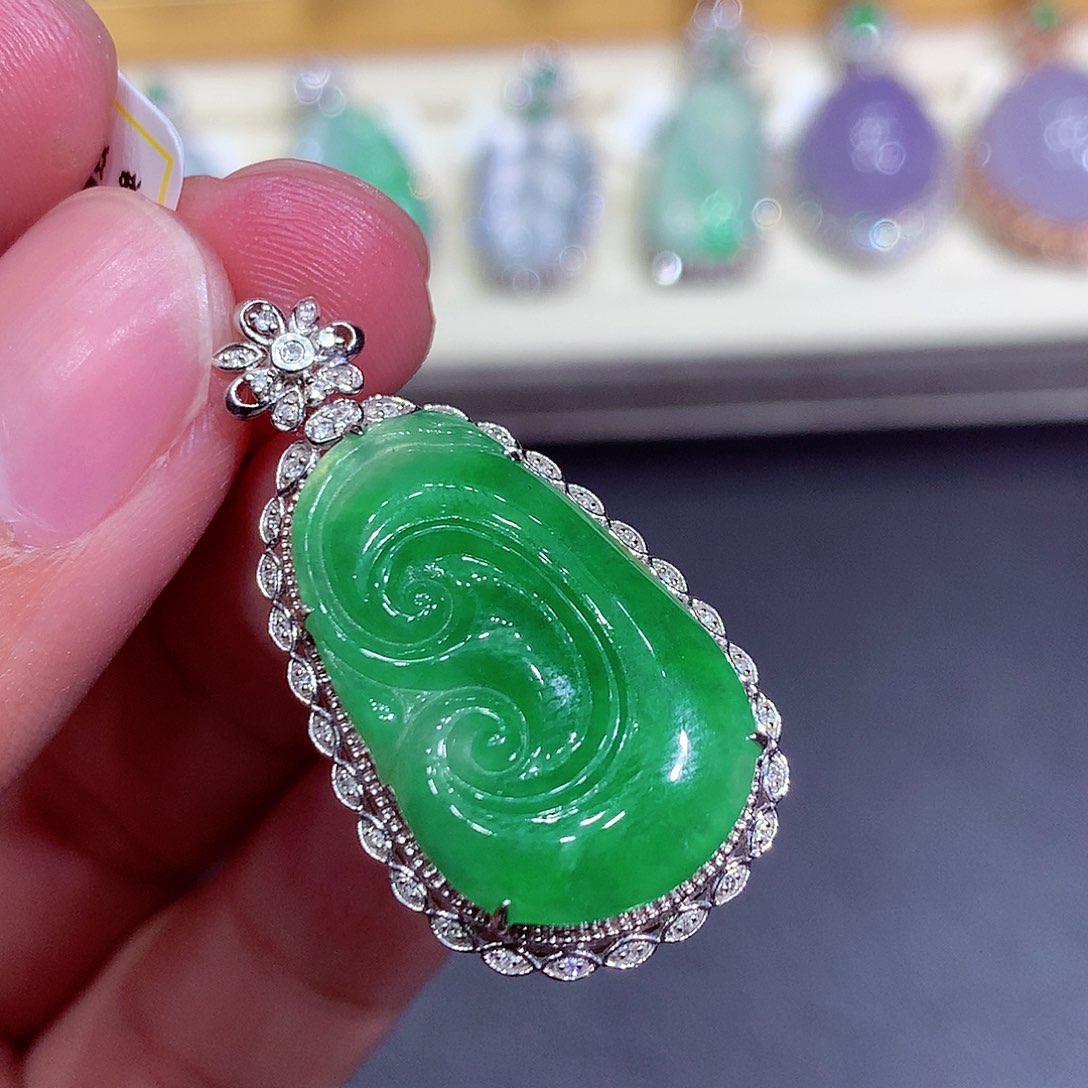 翡翠吊坠(不含链)18K金镶嵌