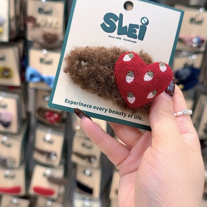 深棕色红爱心草莓掰