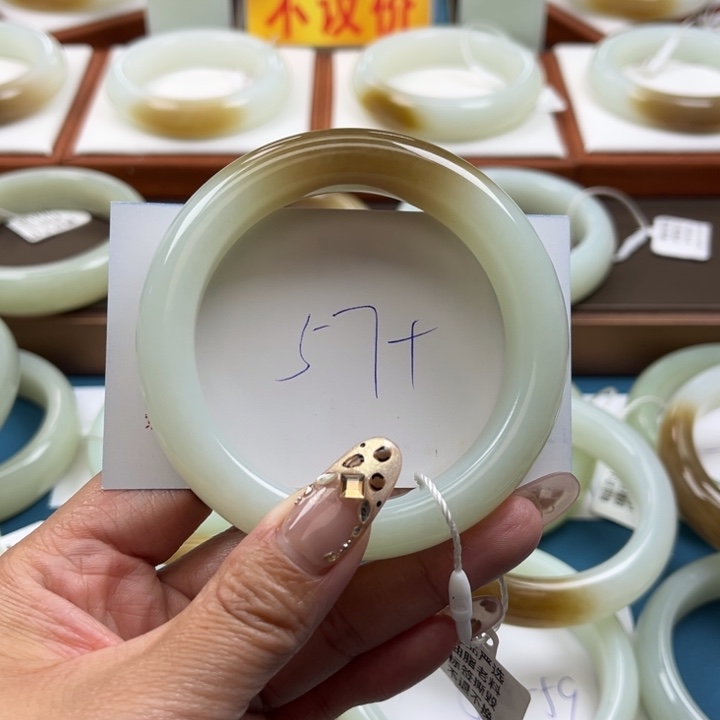 和田玉手镯未镶嵌小*