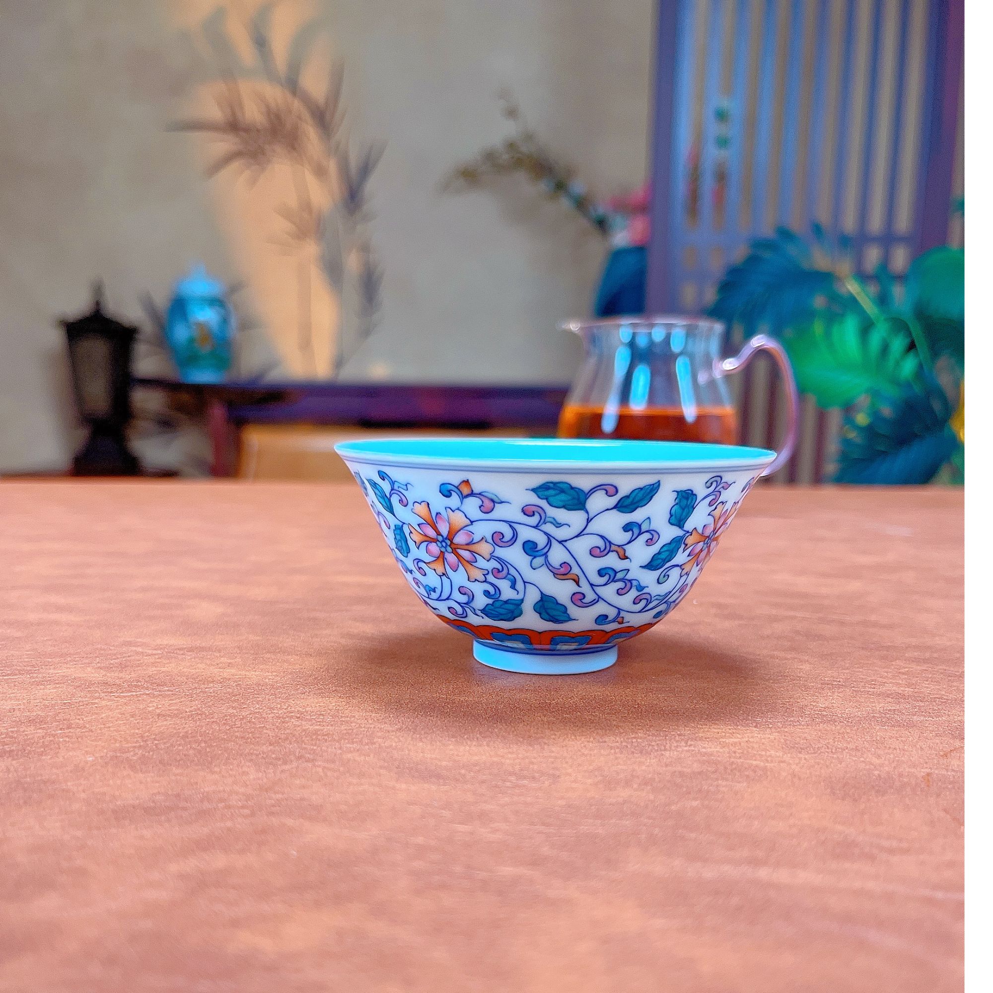 手绘青花斗彩缠枝莲薄胎主人杯