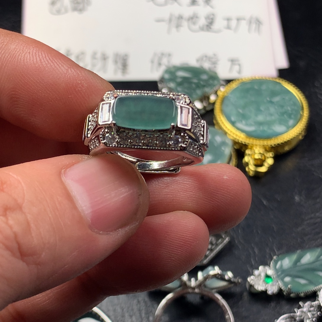 颈饰未镶嵌翡翠马鞍戒指