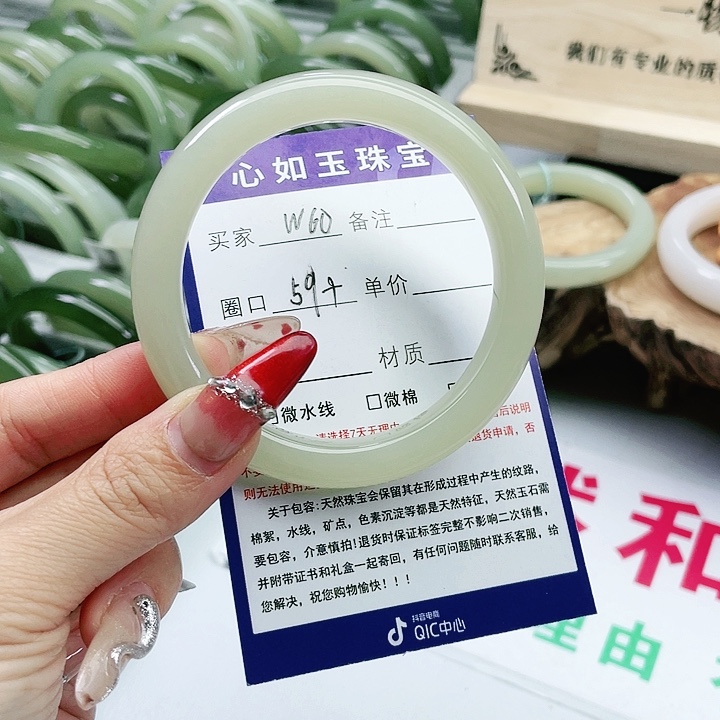 和田玉手镯未镶嵌小***.