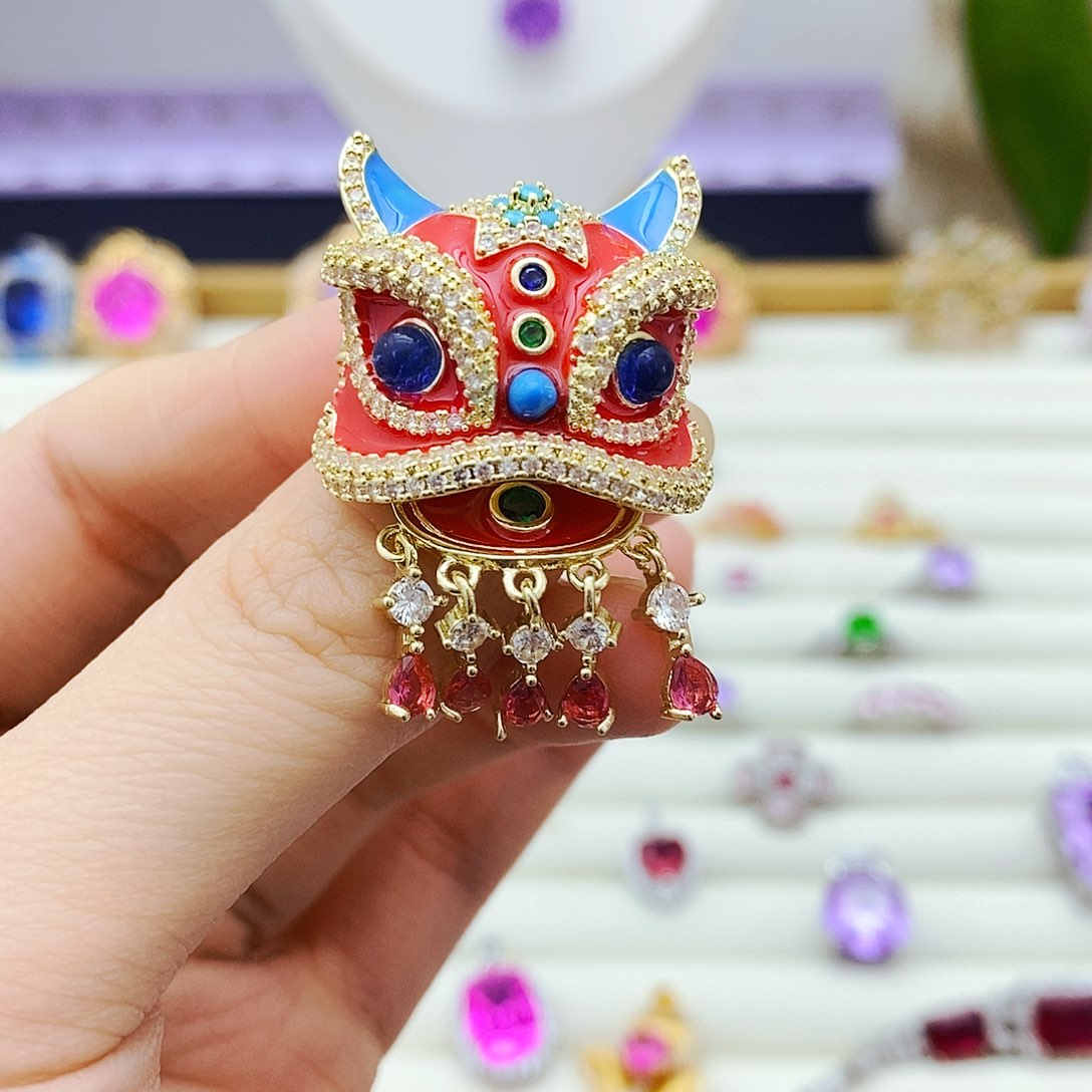 胸饰蓝宝石未镶嵌