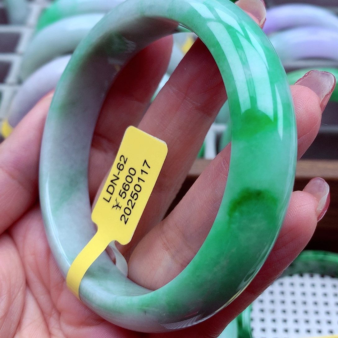 翡翠手镯未镶嵌翡翠