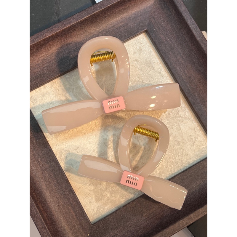 铜合金亚克力耳饰 韩版藕粉蝴蝶结字母休闲抓时尚少女简约百搭款