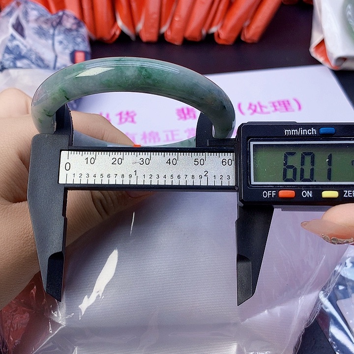 翡翠手镯未镶嵌23。    