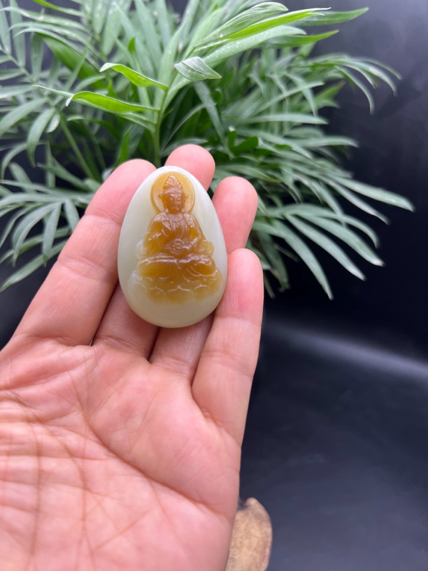 新疆和田玉若羌糖黄口观音挂件