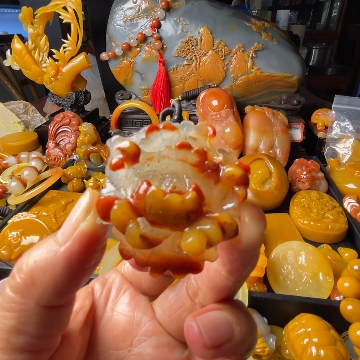 未镶嵌石英质玉（黄龙玉）颈饰