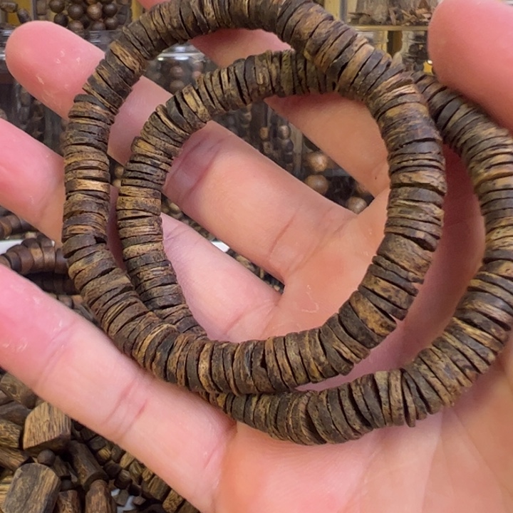 沉香手串乌身圆叶子手串