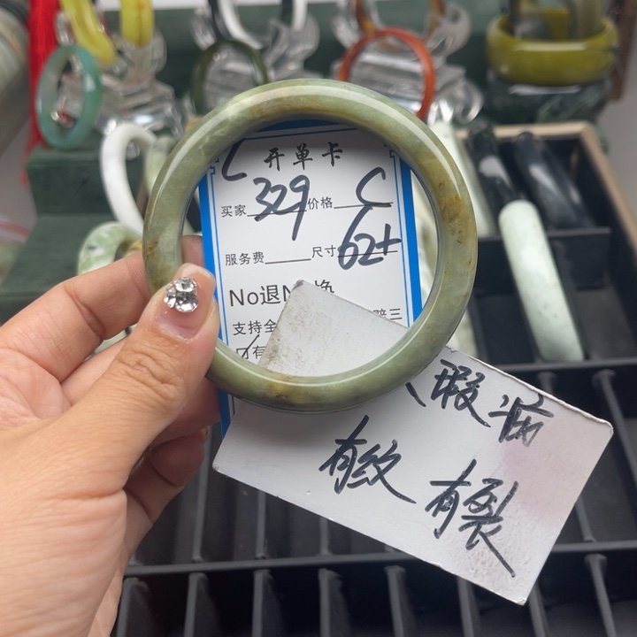 蛇纹石玉未镶嵌手镯