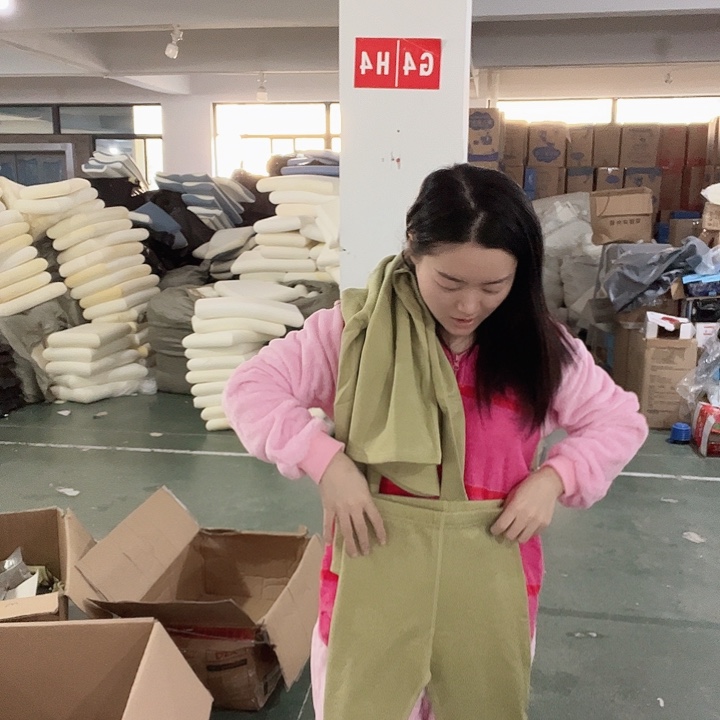 绿色秋衣l。      120斤