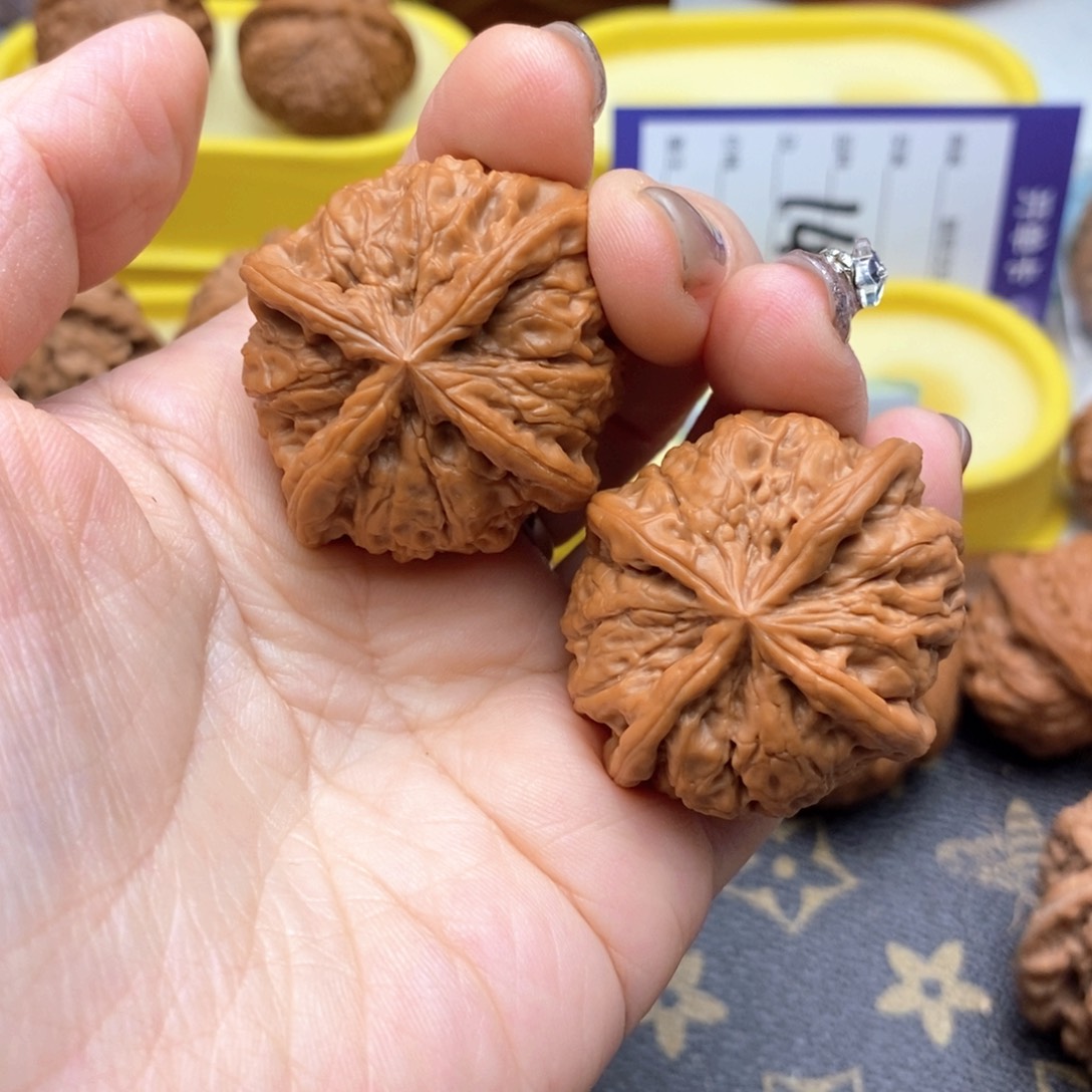 叫***李把件文玩核桃147号雨花石四棱