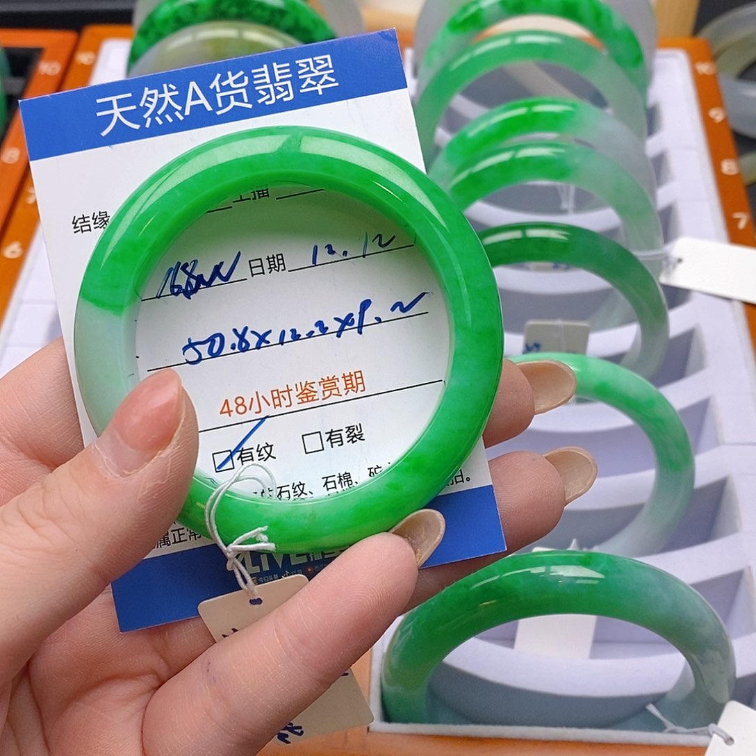 圈***圈翡翠未镶嵌手镯分