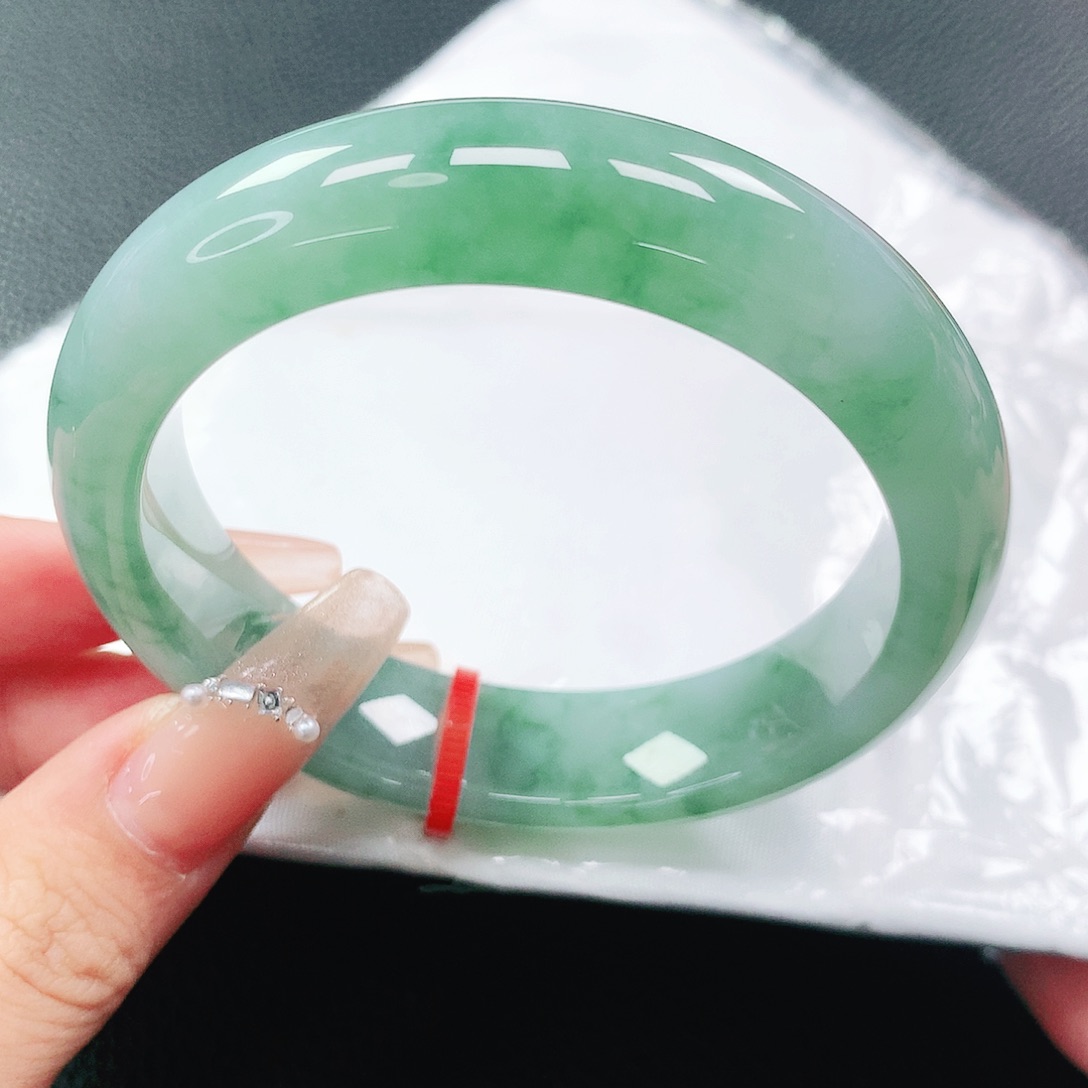 翡翠手镯未镶嵌55圈