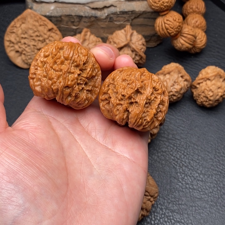 桃核把件尺寸39，137狮子头