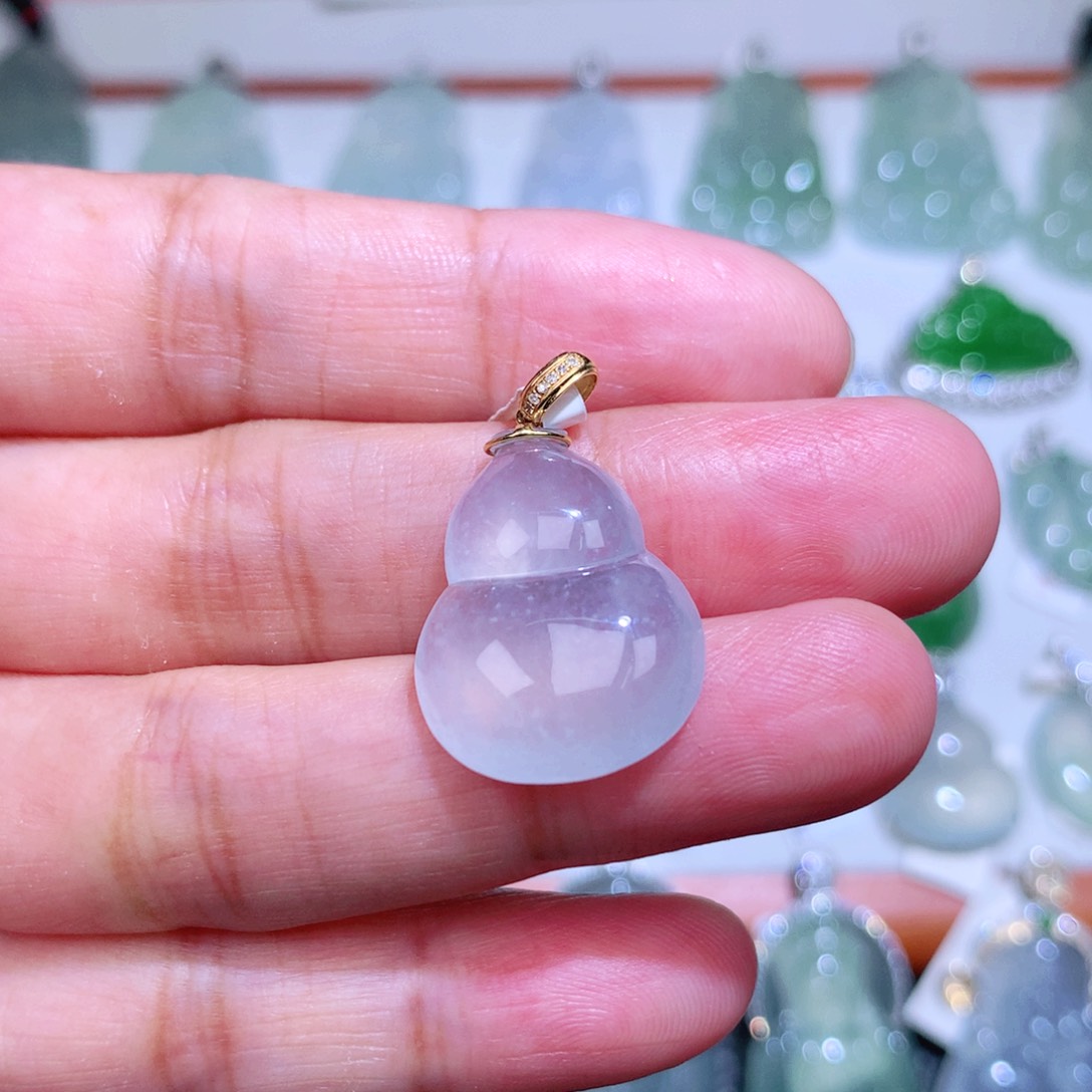 翡翠18K金镶嵌颈饰葫芦