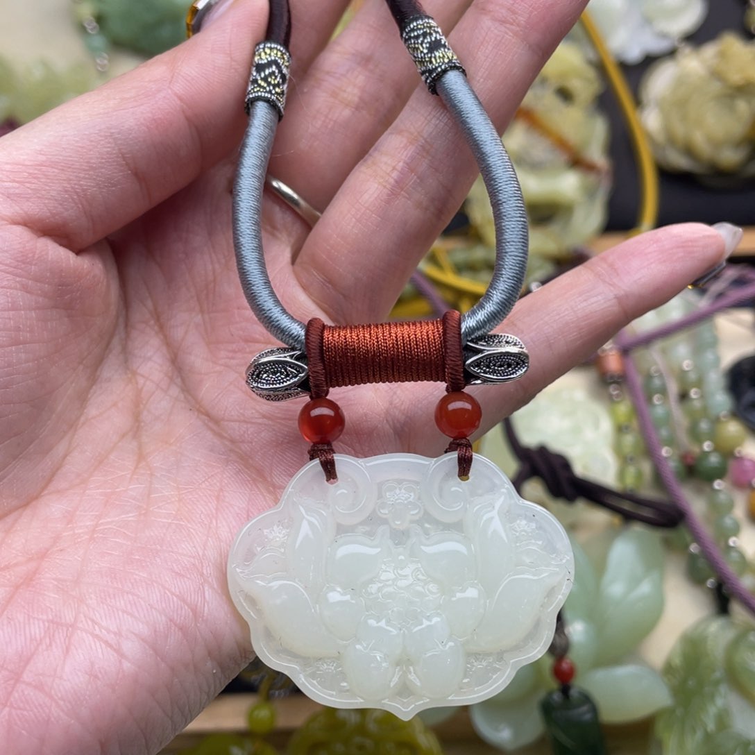 蛇纹石玉颈饰未镶嵌