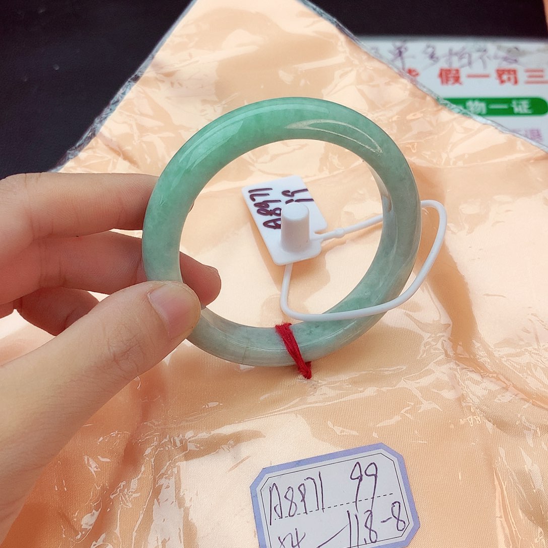 翡翠手镯未镶嵌翡翠