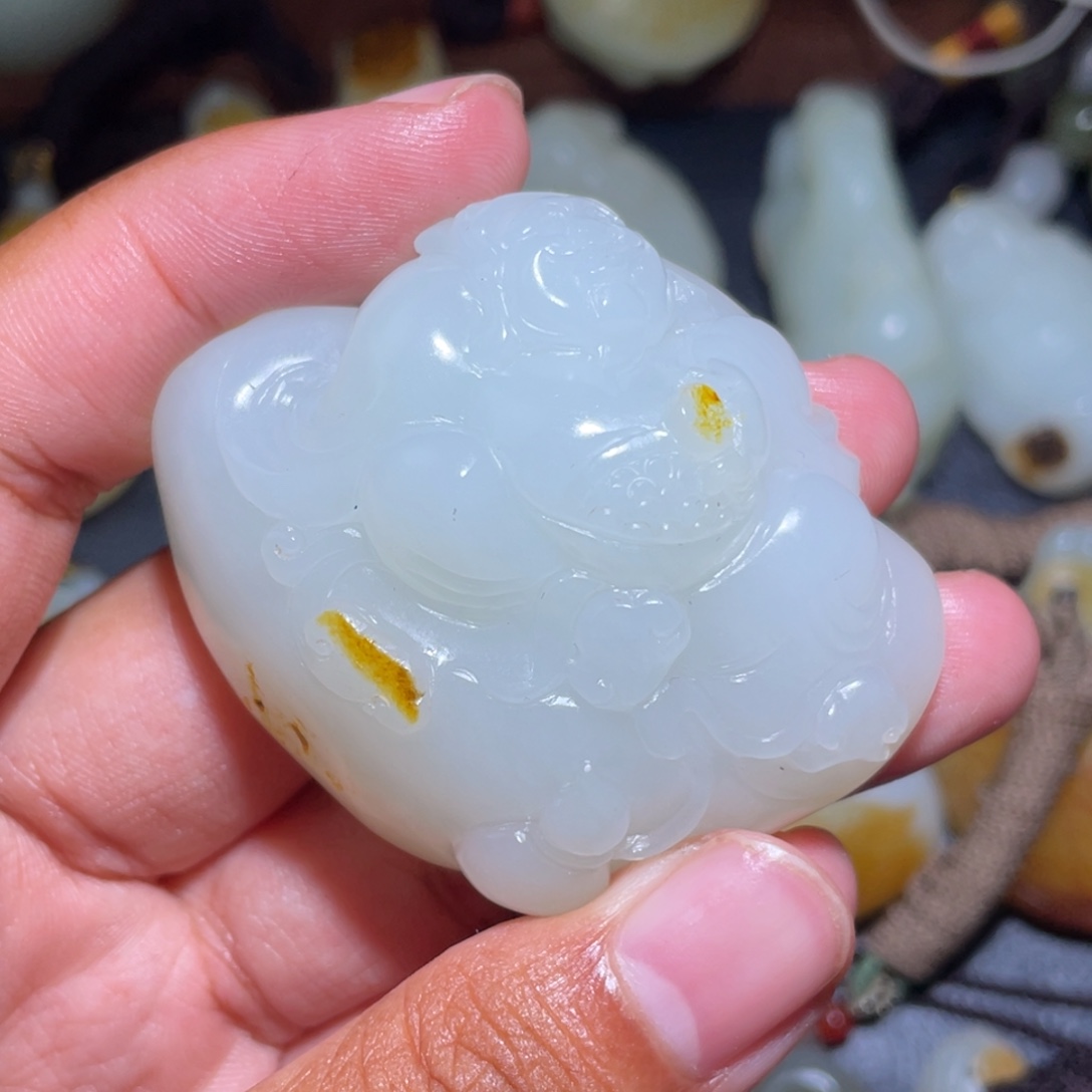 平***人颈饰未镶嵌和田玉