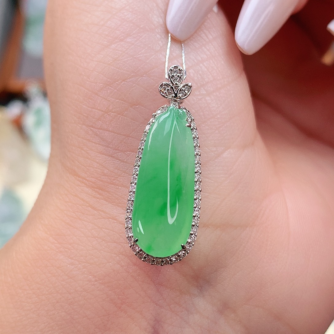 颈饰18K金镶嵌翡翠瓜