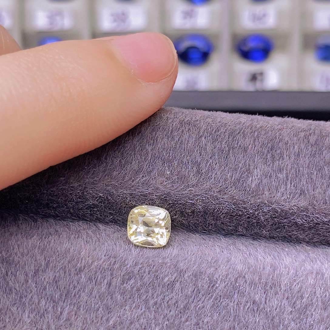 裸石蓝宝石浅黄色细碎火彩1.35ct/4011号