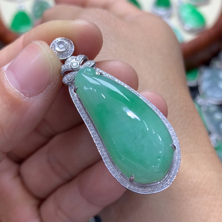 翡翠吊坠(不含链)18K金镶嵌