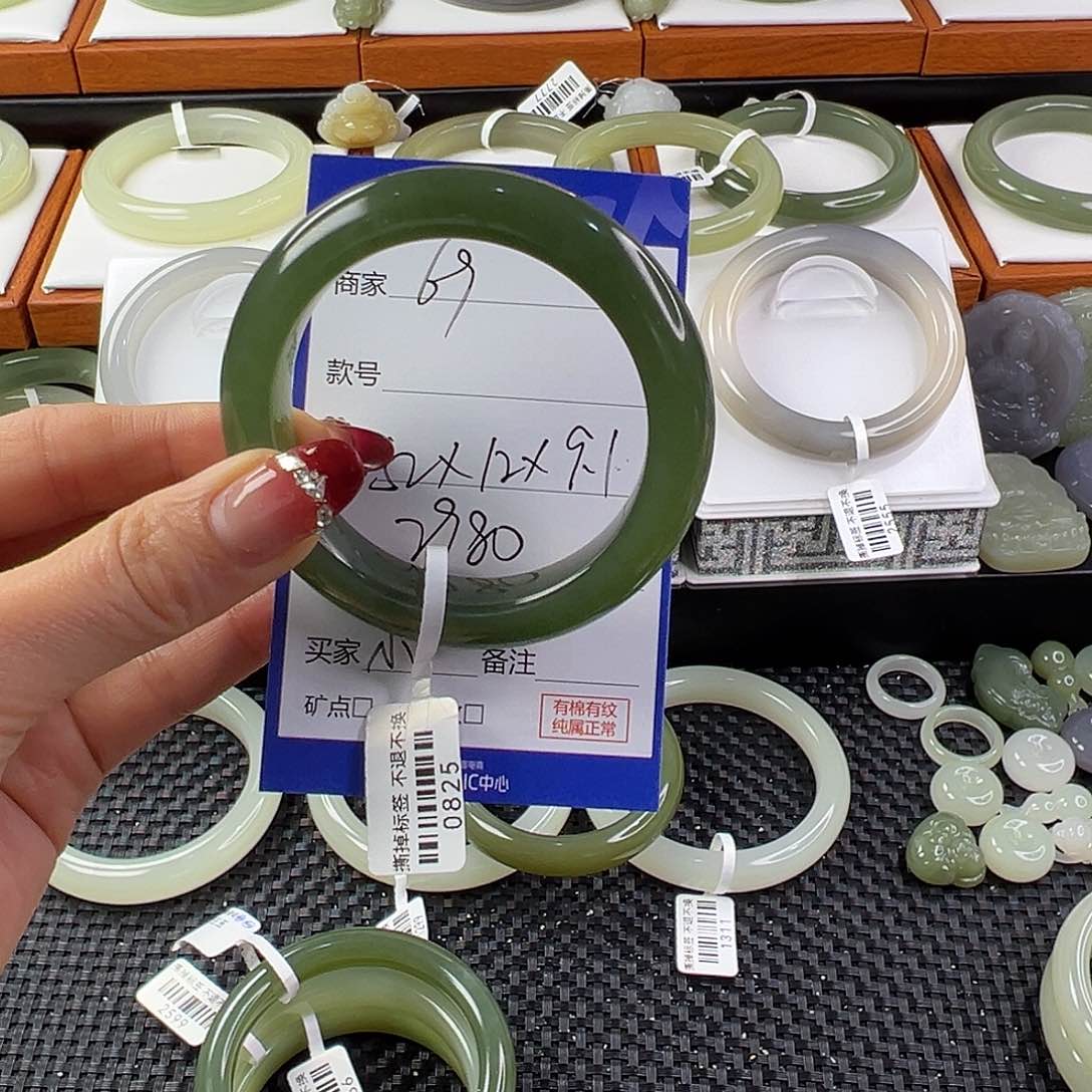 和田玉手镯未镶嵌小**?