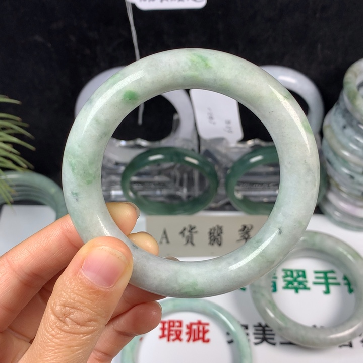 翡翠未镶嵌手镯24号。 54.6圈