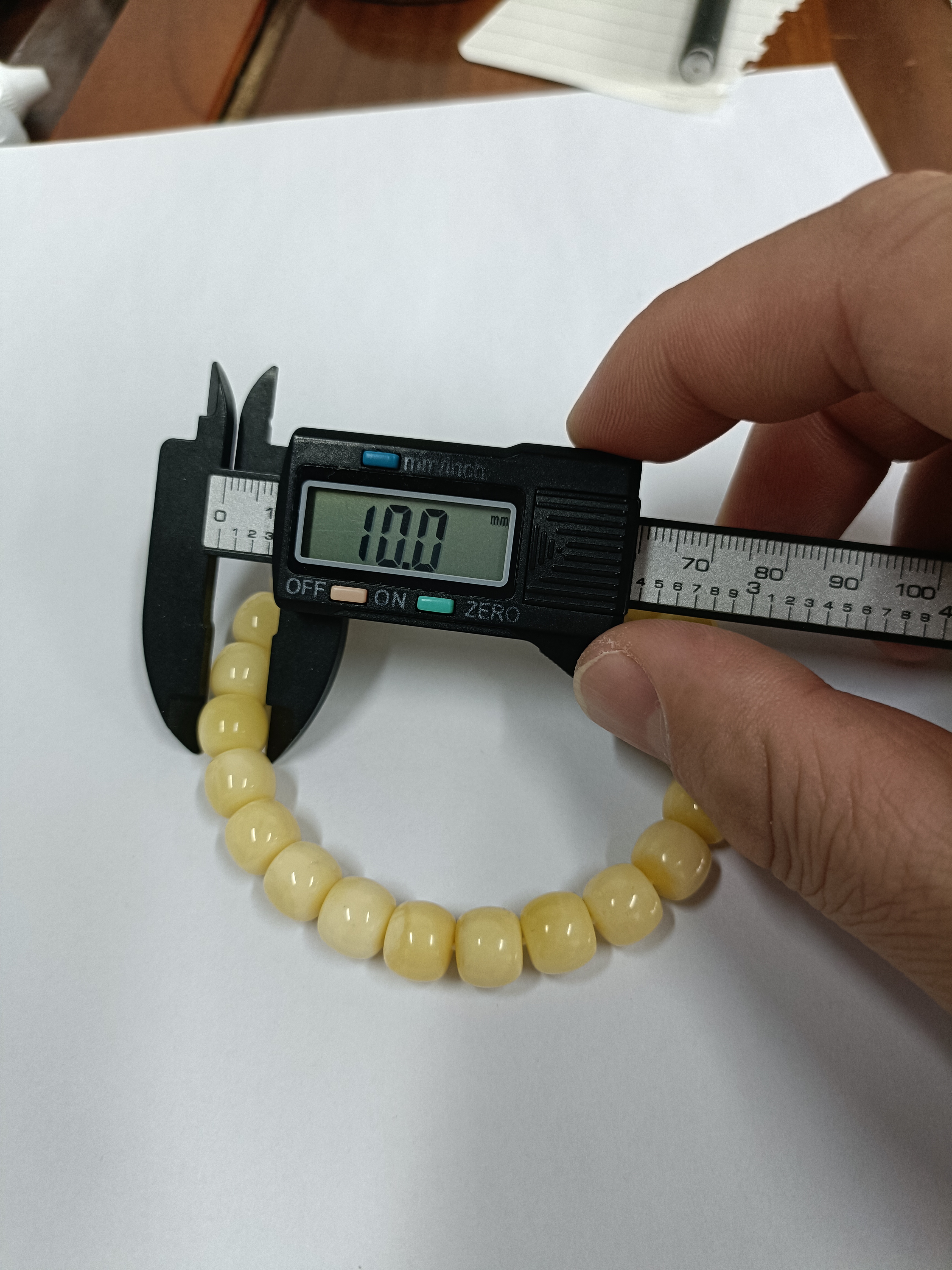 俄料蜜蜡手串 顺色奶白 老型珠 珠径10 克重13.95 圈口18奶白手串