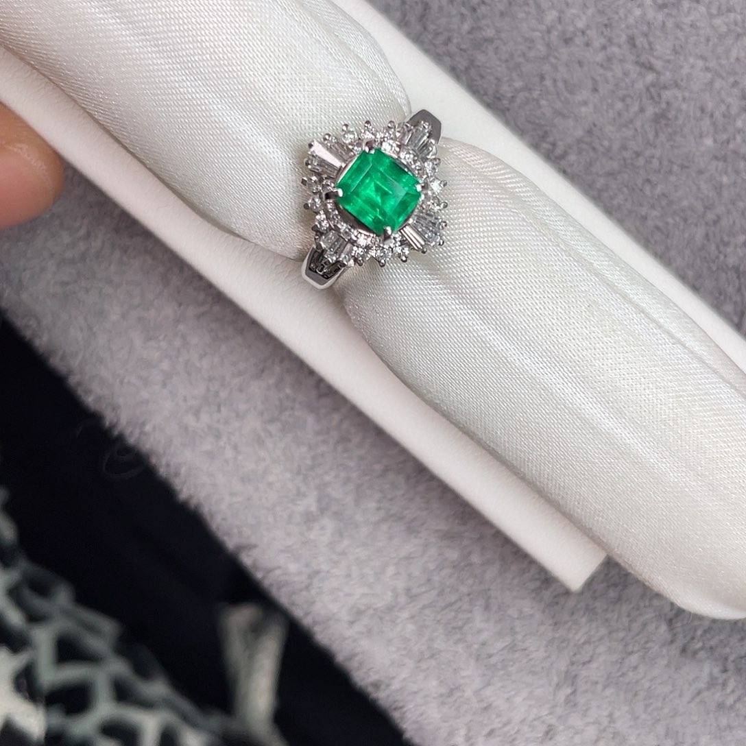 祖母绿戒指铂Pt850镶嵌一枚