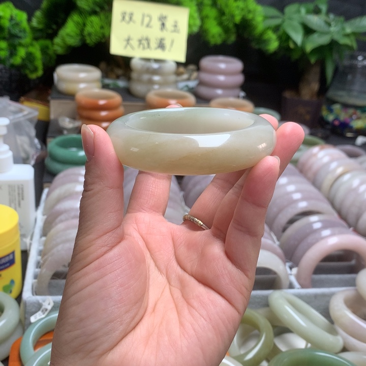 石英质玉（佘太翠）未镶嵌手镯56