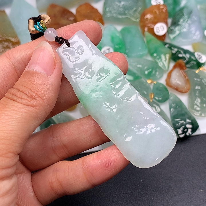 翡翠未镶嵌颈饰随型