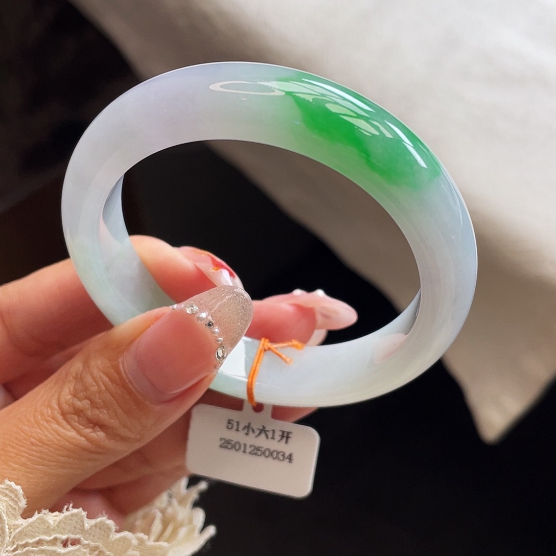 翡翠手镯未镶嵌51圈