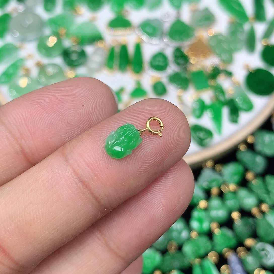 翡翠配石18K金扣 小巧精美飘阳绿小貔貅