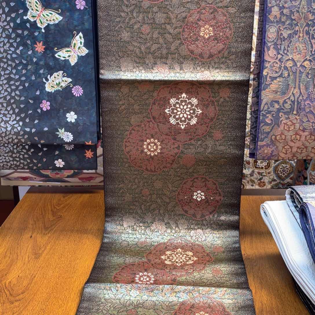 织绣深色唐草宝相